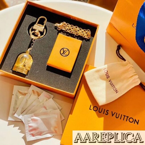 Replica LV Xmas Surprise Key Holder And Bag Charm Louis Vuitton M69013 4
