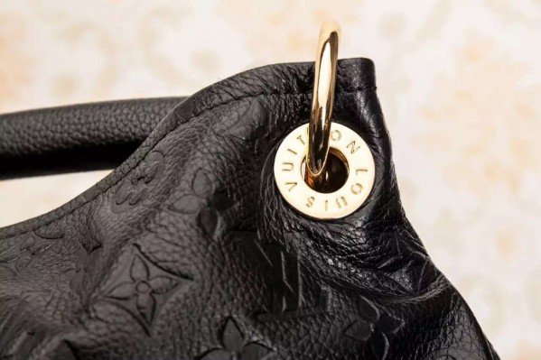 Louis Vuitton Artsy MM black leather look