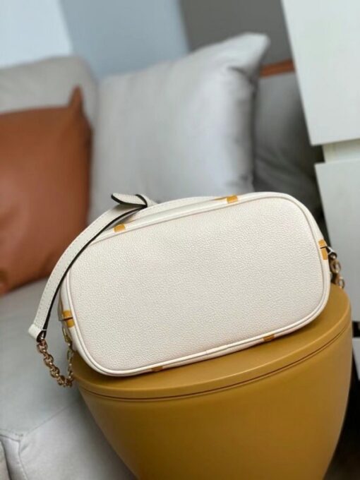 Replica Louis Vuitton Marshmallow Hobo Bag By The Pool M45698 2