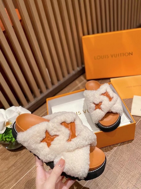 Replica Louis Vuitton Paseo Flat Comfort Mules In Shearling for
