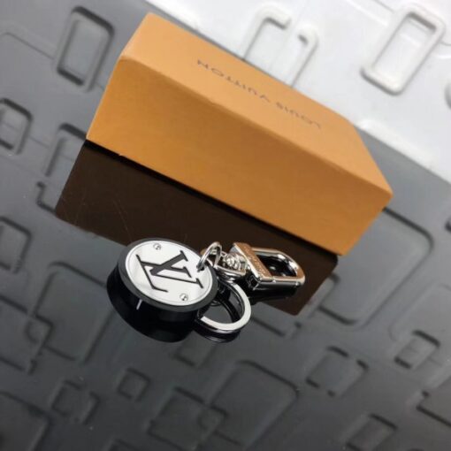 Replica Louis Vuitton LV Cut Circle Key Holder M67362 5