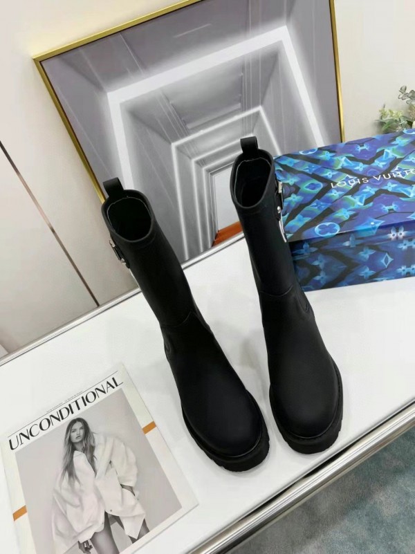 Silhouette ankle boots Louis Vuitton Black size 38.5 EU in Plastic