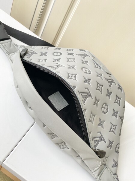 Louis Vuitton Discovery Discovery Bumbag (M46108)