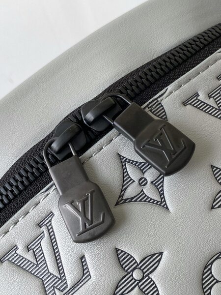 Replica Louis Vuitton Discovery Bumbag In LV Graffiti Canvas M21397