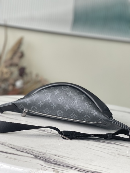 Shop Louis Vuitton Discovery Discovery bumbag pm (M46035) by Monticello