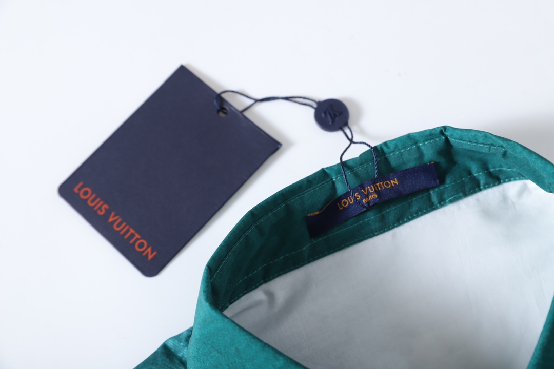 Replica Louis Vuitton LV LONG-SLEEVED GRAPHIC SHIRT 1AATGV 5 Replica Louis Vuitton LV LONG-SLEEVED GRAPHIC SHIRT 1AATGV 5