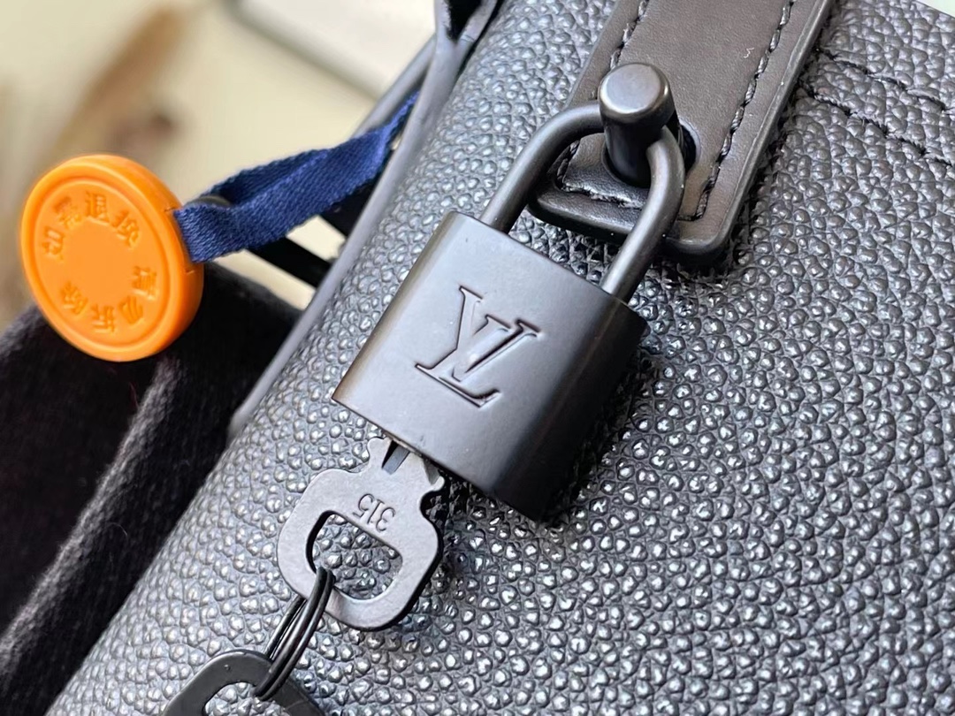Shop Louis Vuitton Lock it tote (LOCK IT TOTE, M59158) by Mikrie