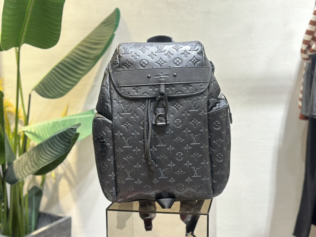 Shop Louis Vuitton Discovery backpack (M43680, M43680) by