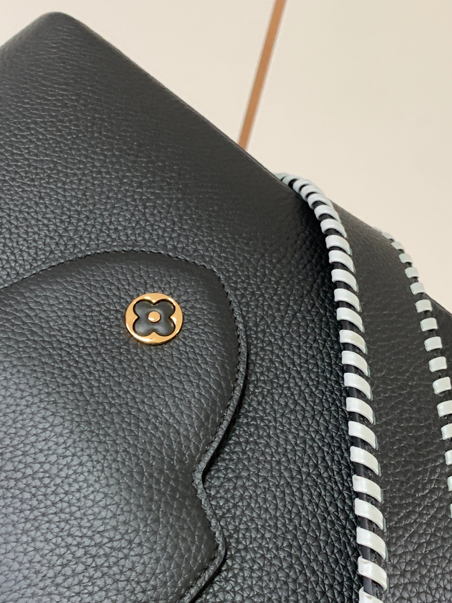Louis Vuitton Capucines Bag Replica  Bags, Louis vuitton capucines, Lv bag