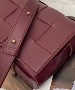 Replica Bottega Veneta Cassette Bag In Bordeaux Intreccio Lambskin